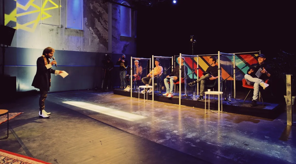 Mike als dagvoorzitter bij een paneldiscussie