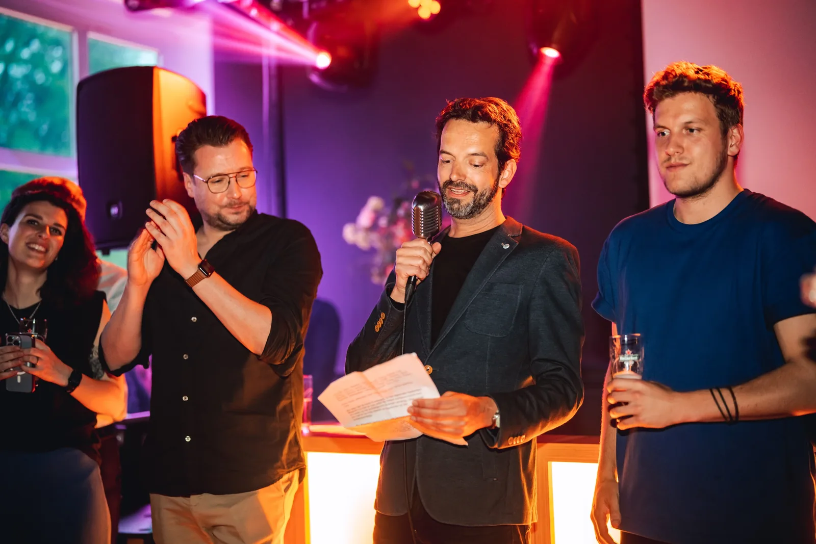 Mike houdt een speech voor het team